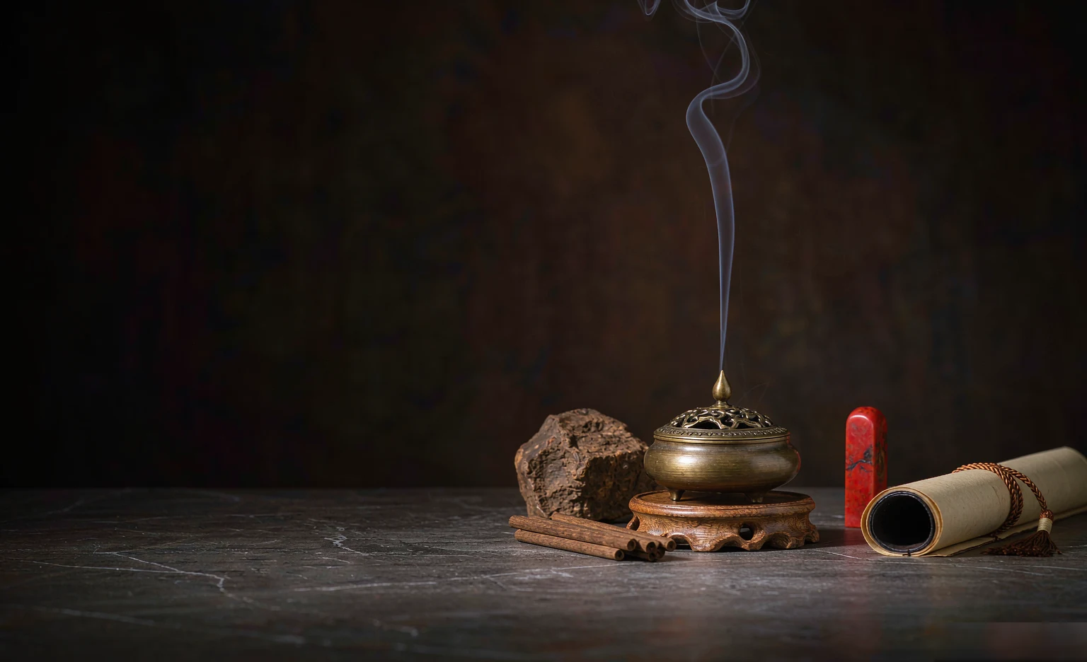 مشهد فني لعطر العود